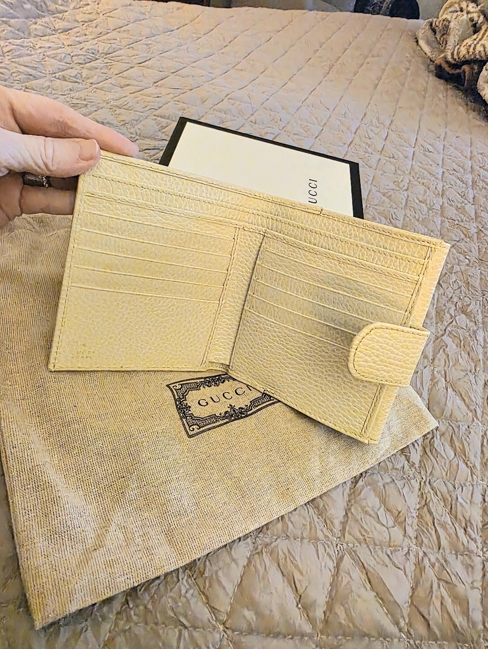 Gucci Interlocking G Bifold Wallet in a beige/LIKE NEW CONDITION/ FULL INCLUSION - Picture 2 of 13